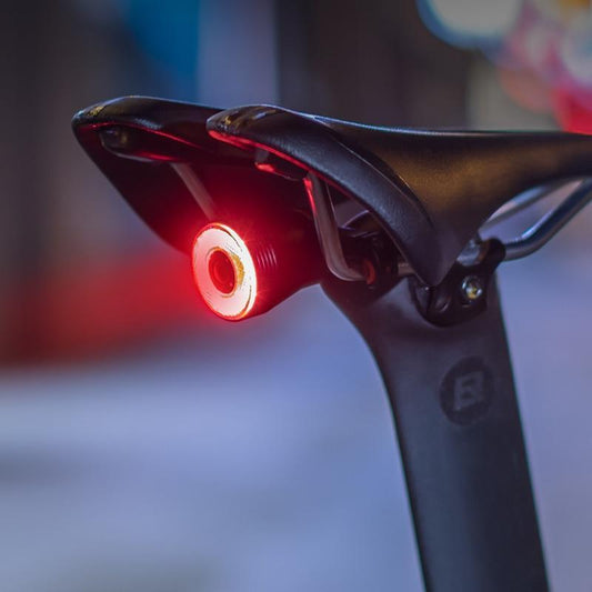 Zadní LED světlo na kolo s inteligentním brzdovým senzorem — ideální pro městské a sportovní jízdy 