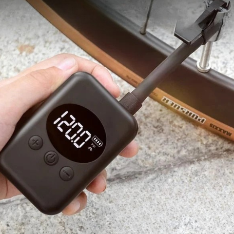 Mini přenosná pumpa na kolo 150PSI — kompaktní a snadno přenosná 